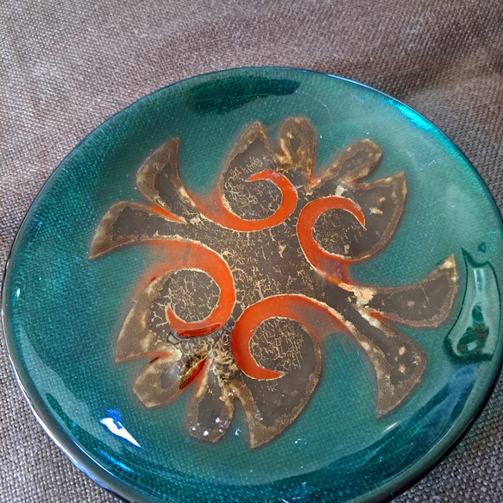 2001 April Ilber Decorative Pattern plate. Great wall hanging design piece.